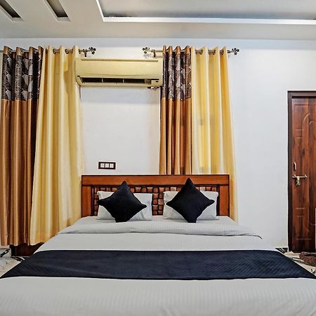 Play- Platinum Sector144 Couple Friendly Hotel โนอิดา ภายนอก รูปภาพ