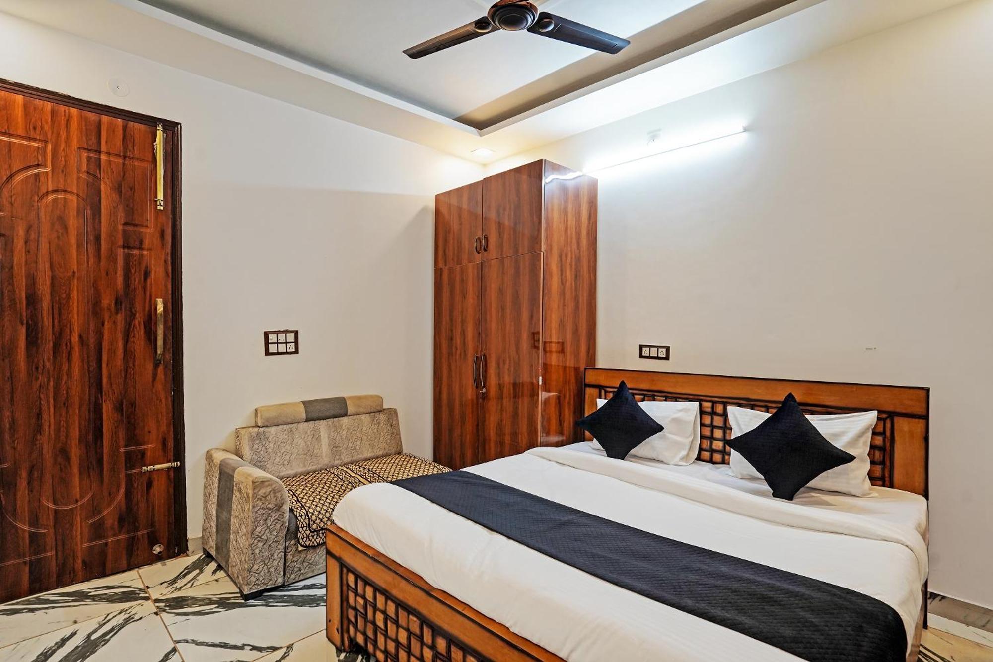 Play- Platinum Sector144 Couple Friendly Hotel โนอิดา ภายนอก รูปภาพ