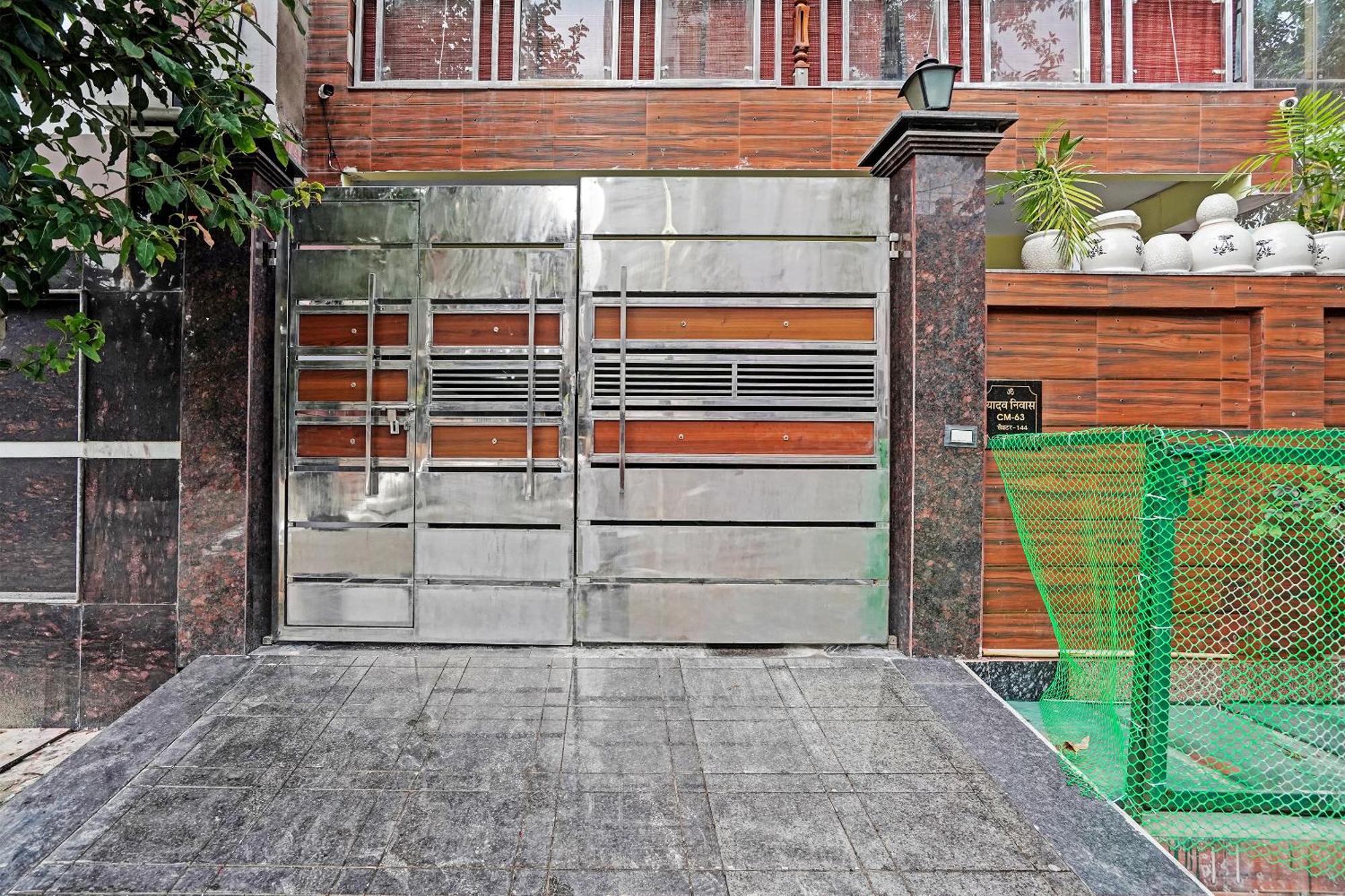 Play- Platinum Sector144 Couple Friendly Hotel โนอิดา ภายนอก รูปภาพ
