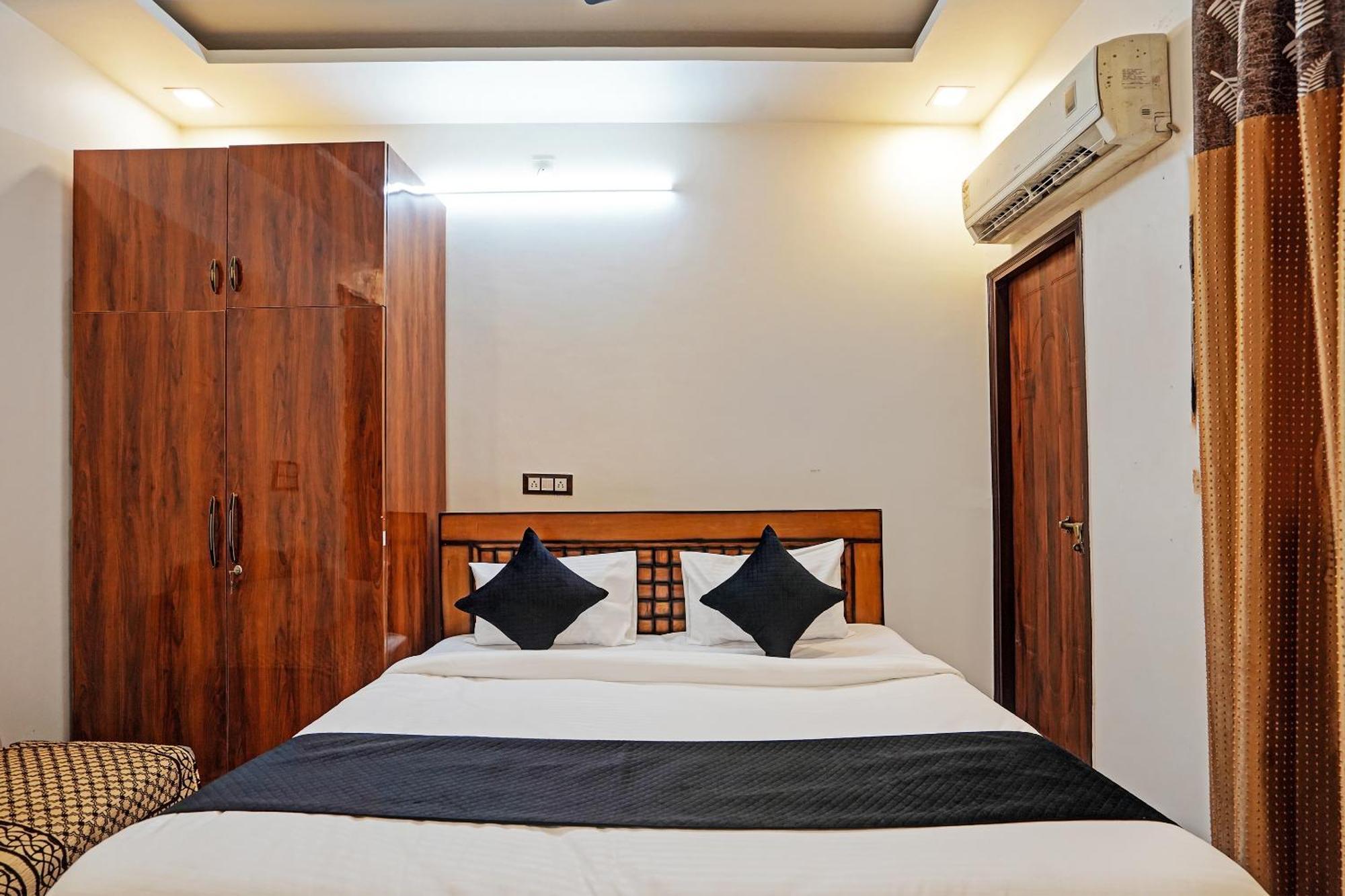 Play- Platinum Sector144 Couple Friendly Hotel โนอิดา ภายนอก รูปภาพ