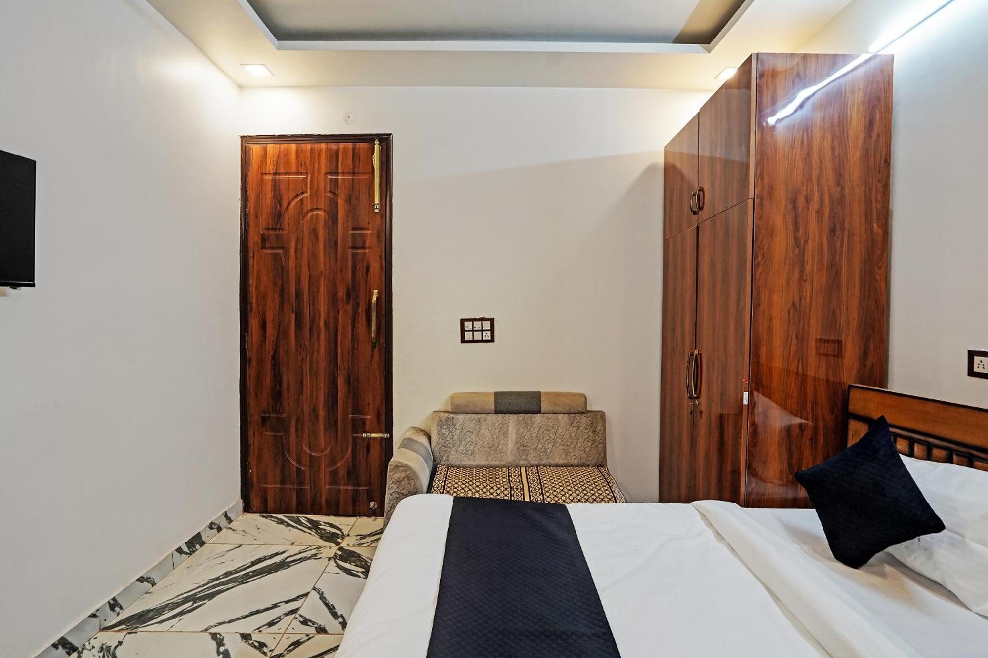 Play- Platinum Sector144 Couple Friendly Hotel โนอิดา ภายนอก รูปภาพ