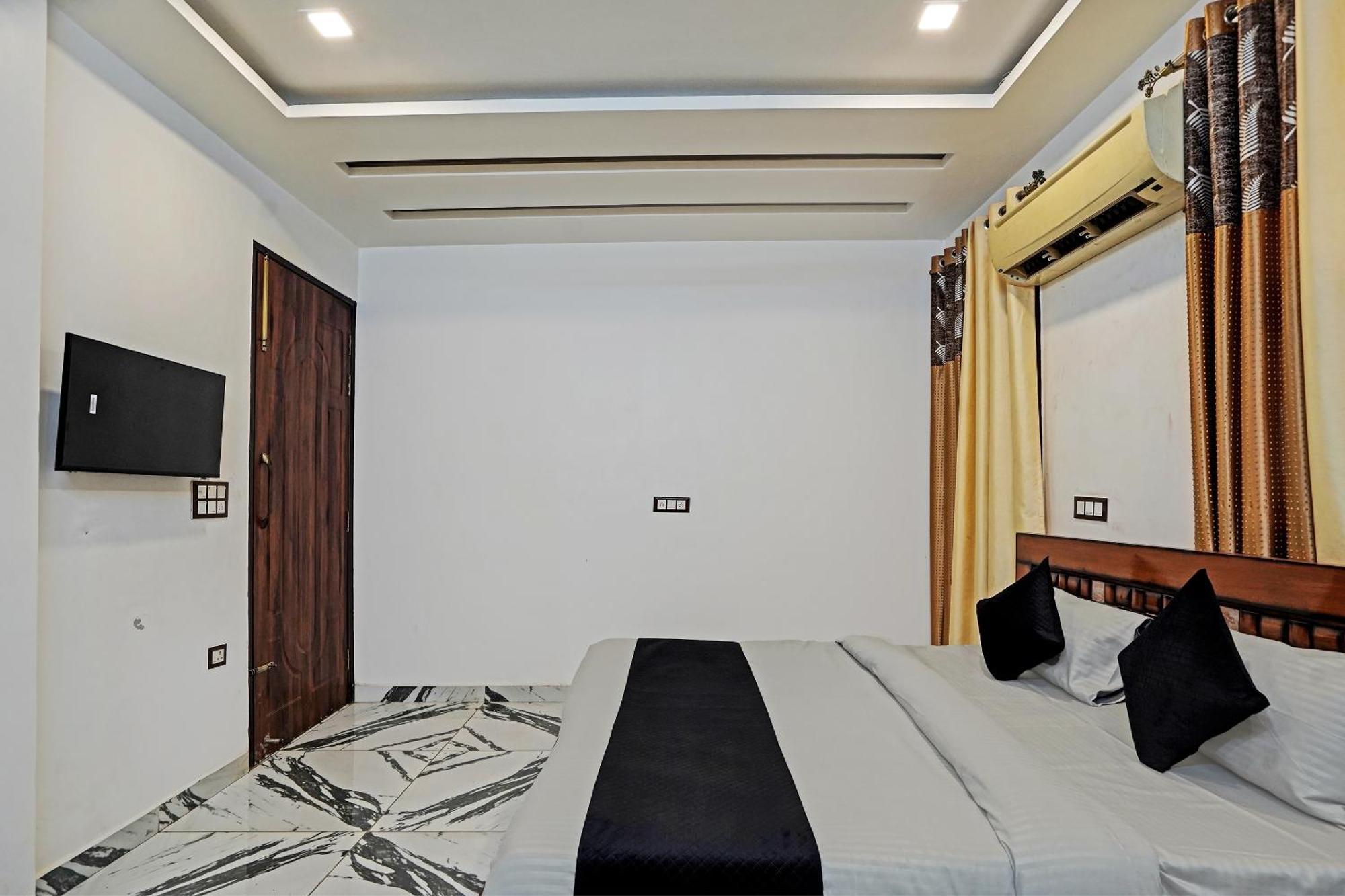 Play- Platinum Sector144 Couple Friendly Hotel โนอิดา ภายนอก รูปภาพ
