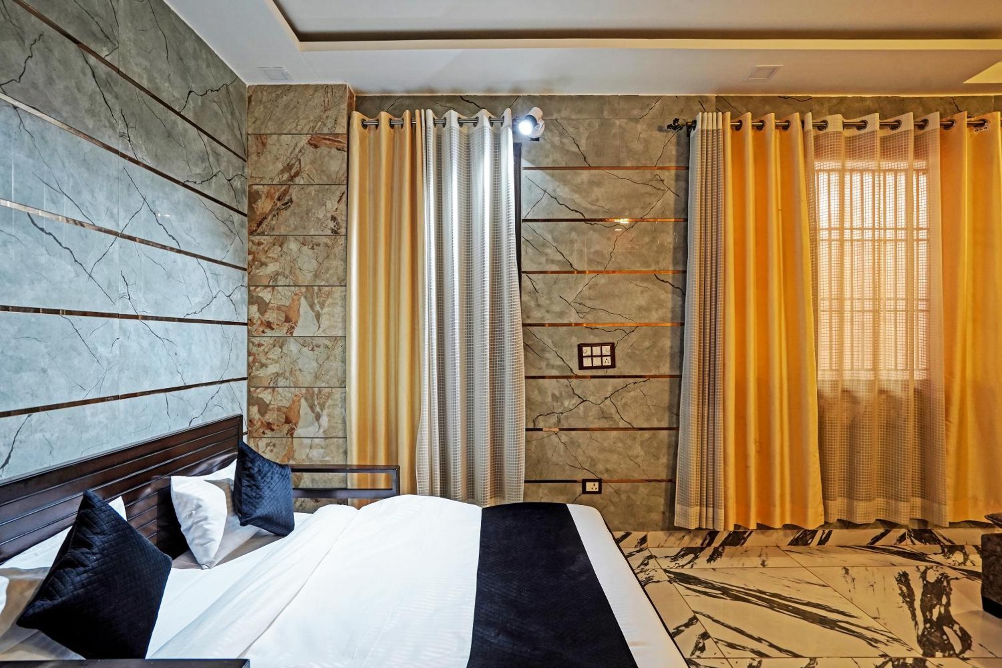 Play- Platinum Sector144 Couple Friendly Hotel โนอิดา ภายนอก รูปภาพ