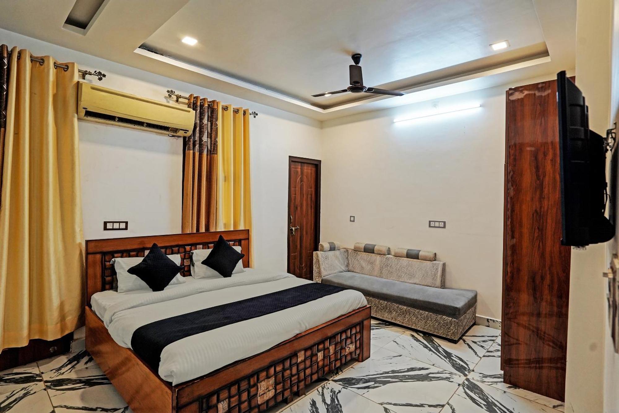 Play- Platinum Sector144 Couple Friendly Hotel โนอิดา ภายนอก รูปภาพ