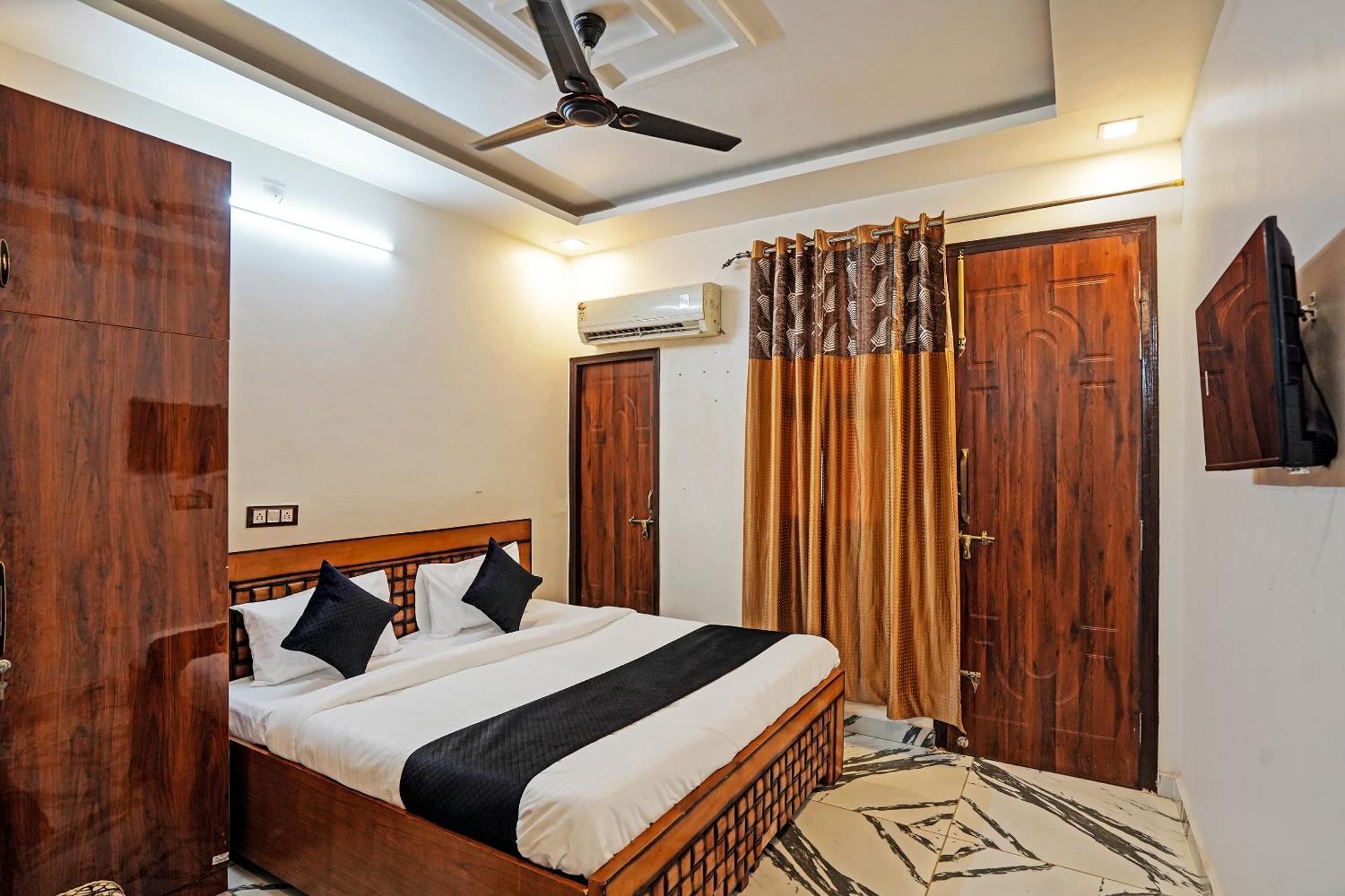 Play- Platinum Sector144 Couple Friendly Hotel โนอิดา ภายนอก รูปภาพ