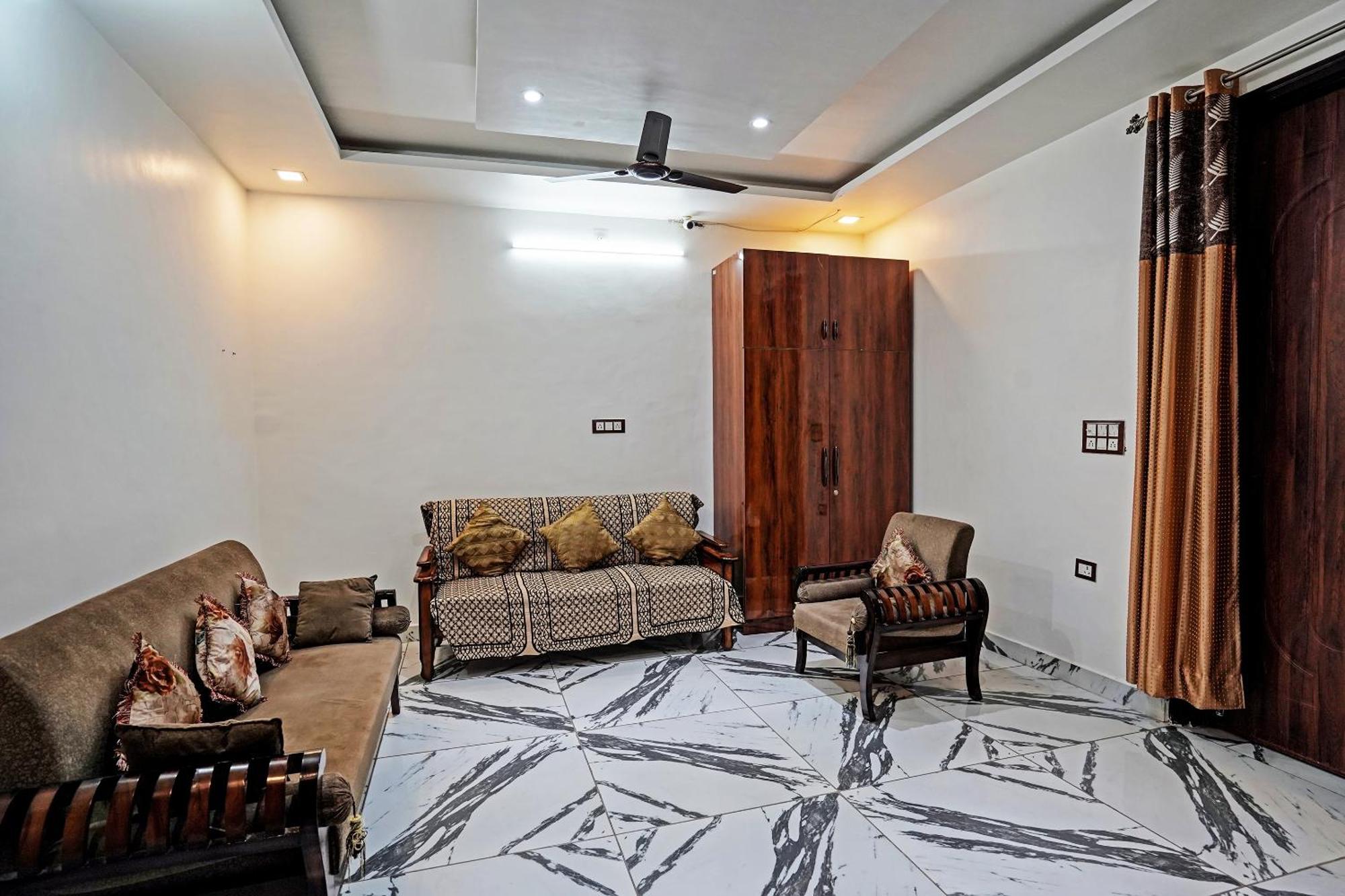 Play- Platinum Sector144 Couple Friendly Hotel โนอิดา ภายนอก รูปภาพ