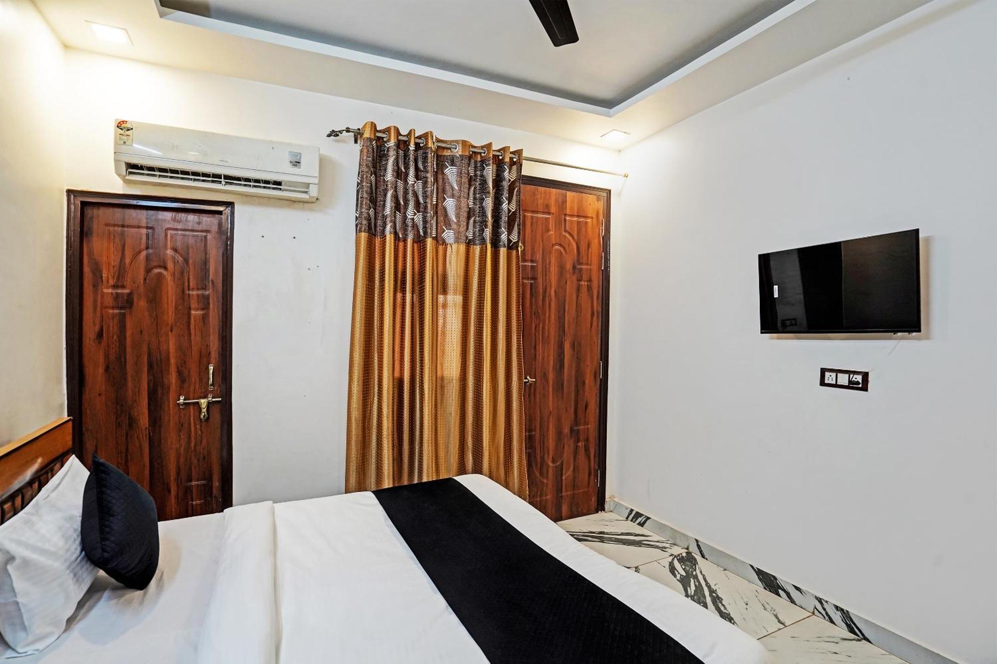 Play- Platinum Sector144 Couple Friendly Hotel โนอิดา ภายนอก รูปภาพ