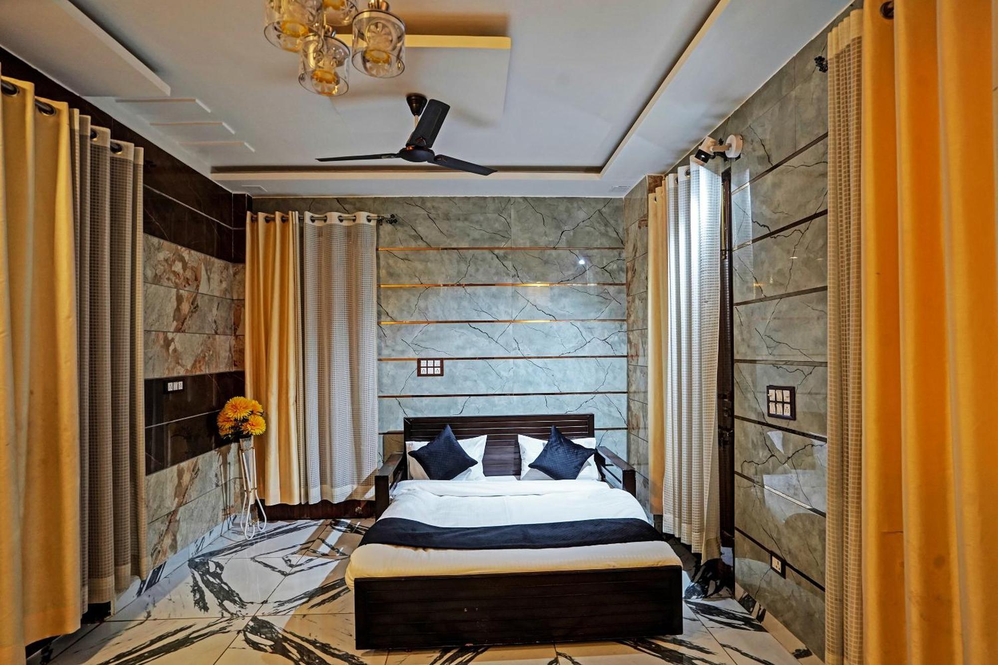 Play- Platinum Sector144 Couple Friendly Hotel โนอิดา ภายนอก รูปภาพ