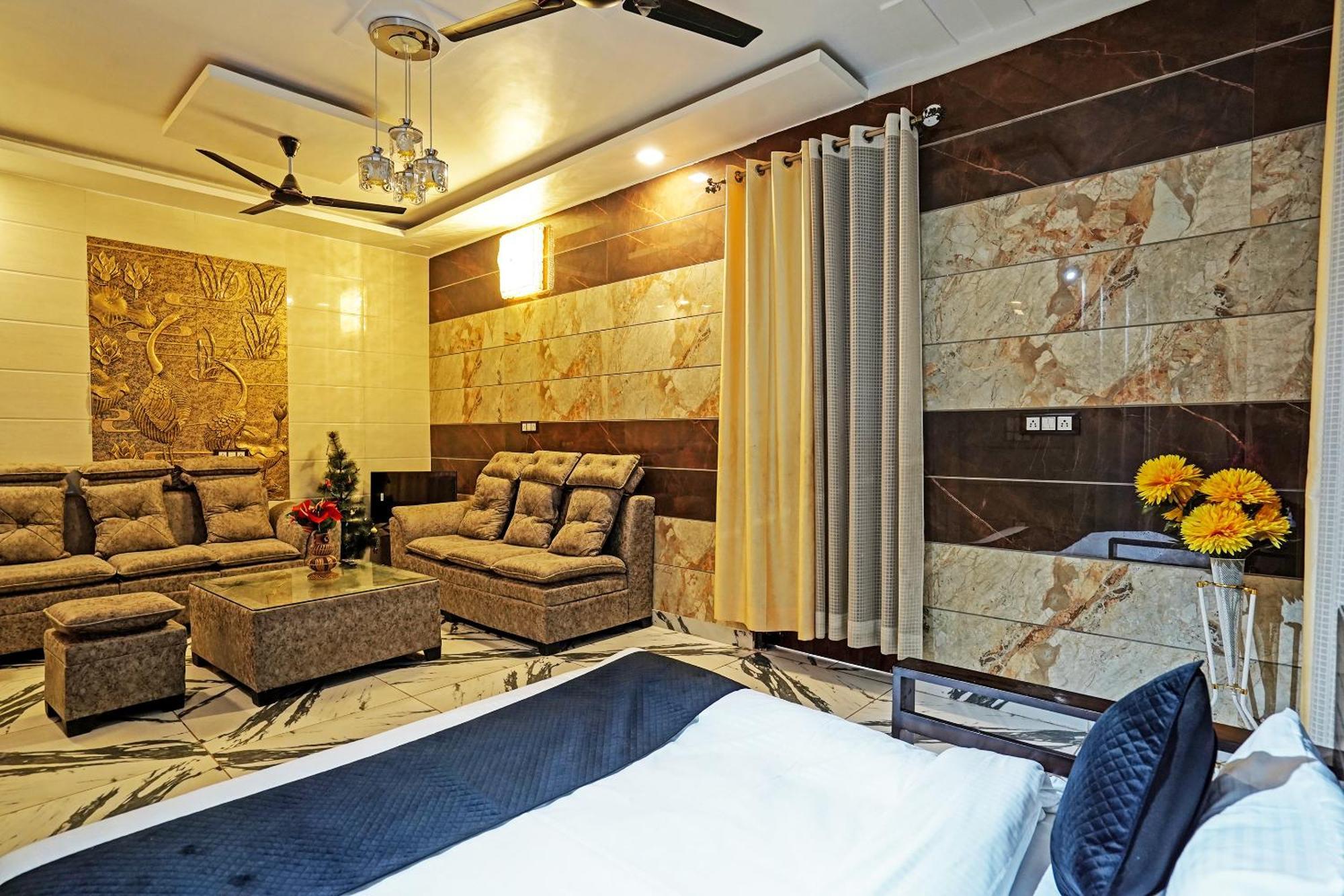 Play- Platinum Sector144 Couple Friendly Hotel โนอิดา ภายนอก รูปภาพ