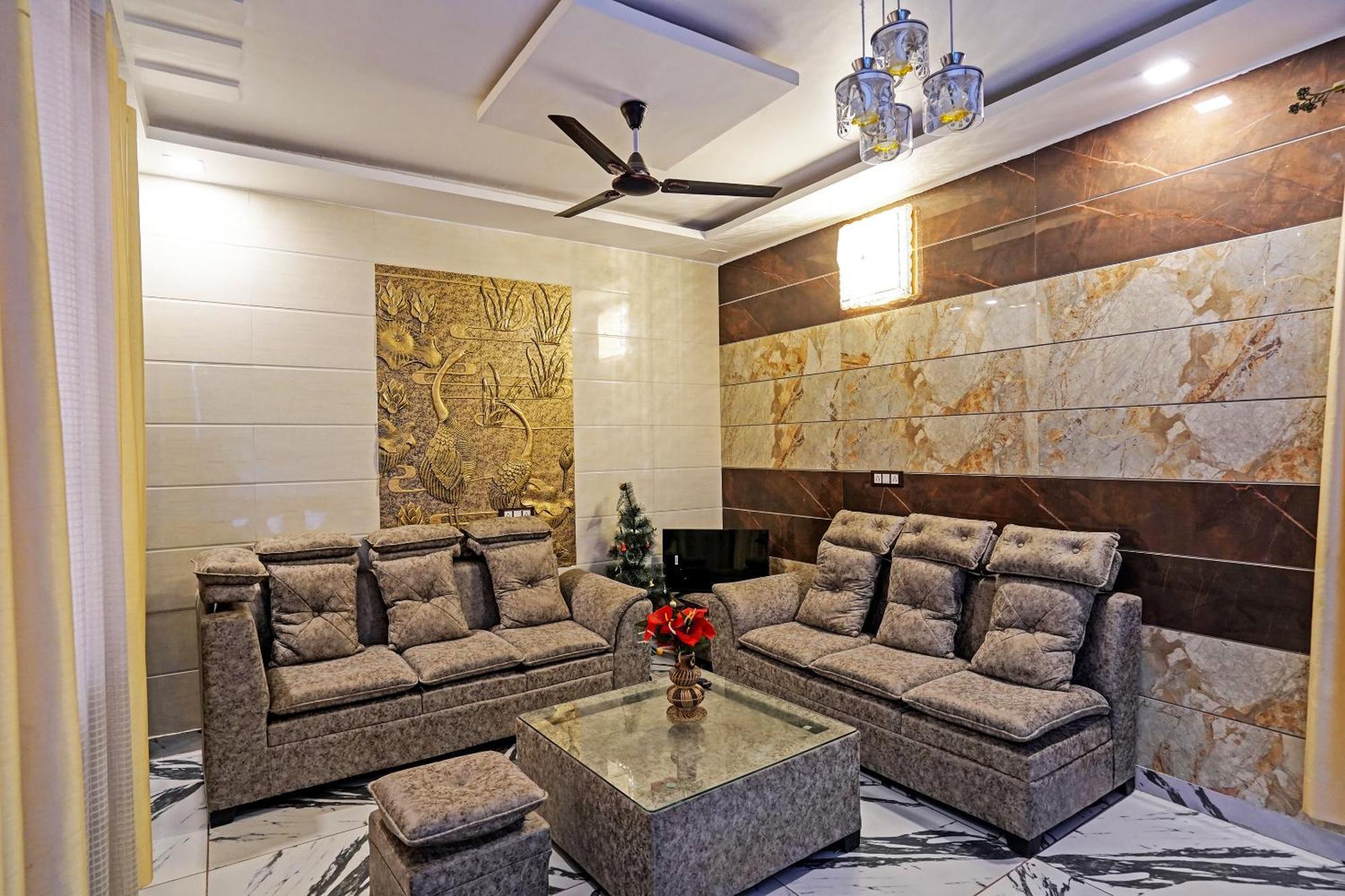 Play- Platinum Sector144 Couple Friendly Hotel โนอิดา ภายนอก รูปภาพ
