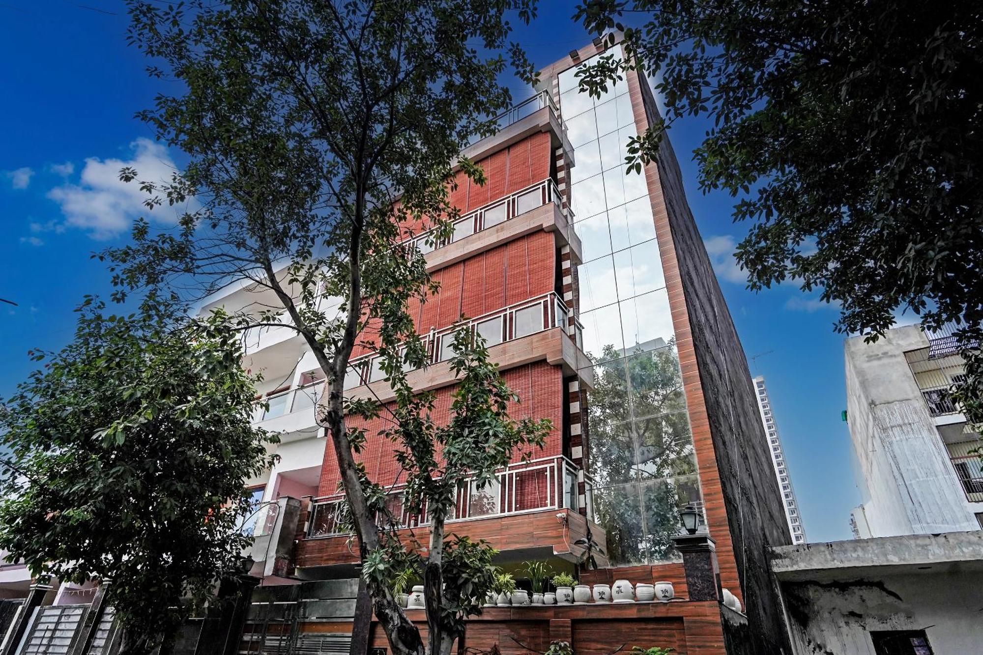 Play- Platinum Sector144 Couple Friendly Hotel โนอิดา ภายนอก รูปภาพ